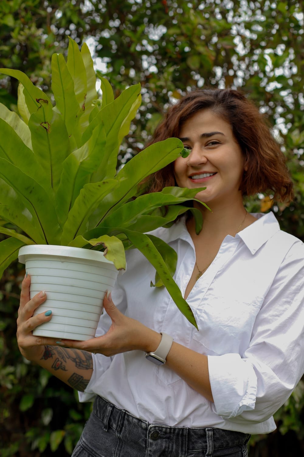 Cindy Potes entre plantas