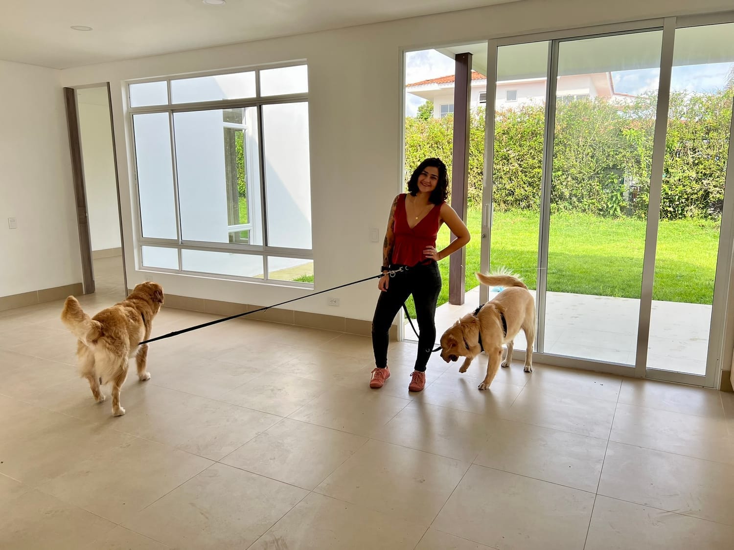 Cindy Potes junto a sus plantas